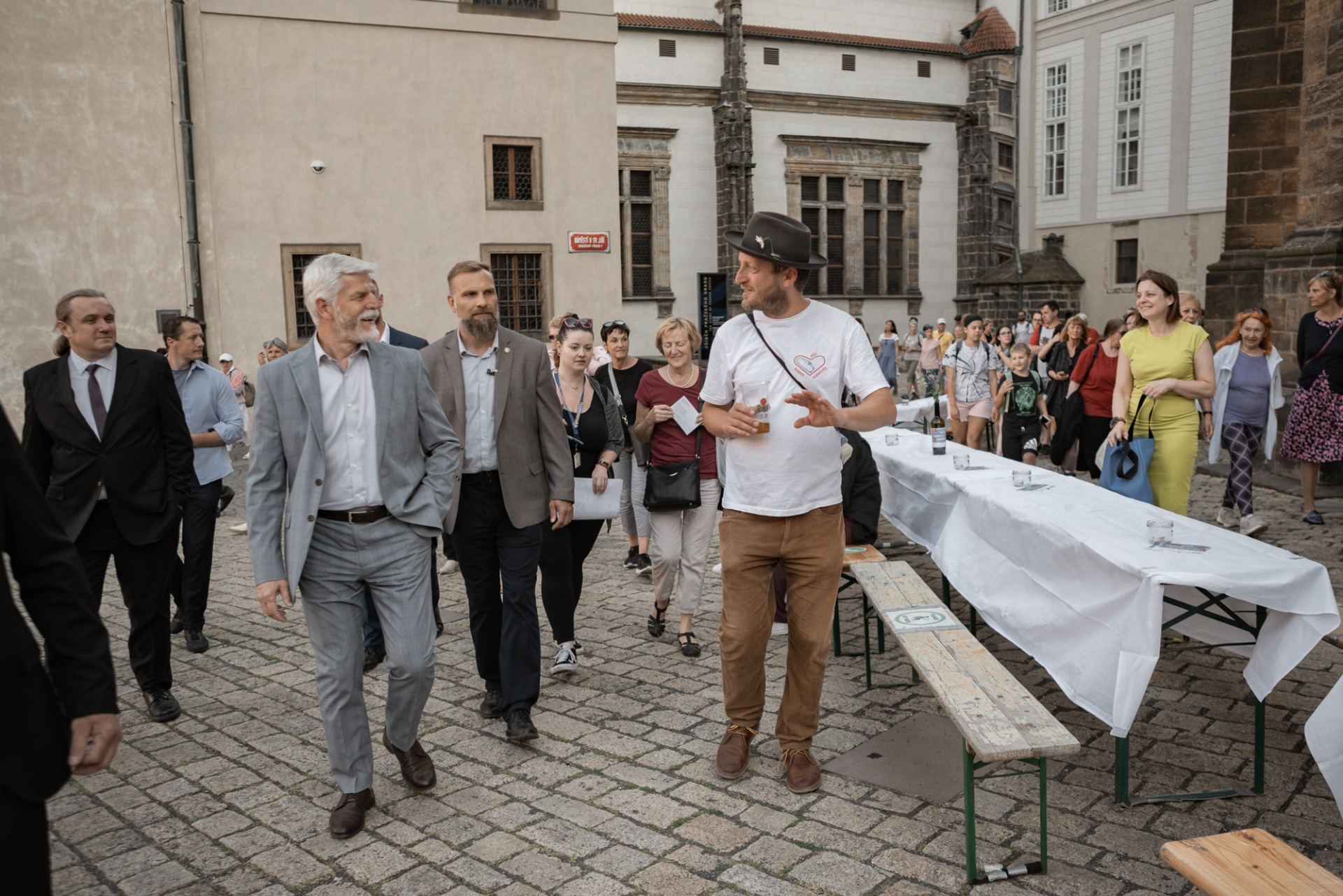 Fotografie 1 projektu Stůl kolem katedrály